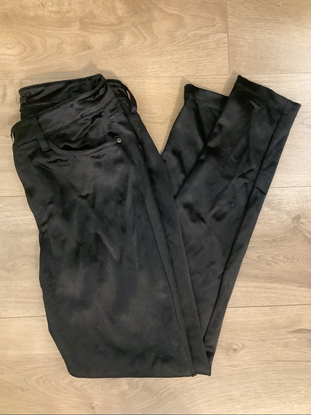 Guess Size 4 Shimmery Material Skinny Pants. (Preowned)